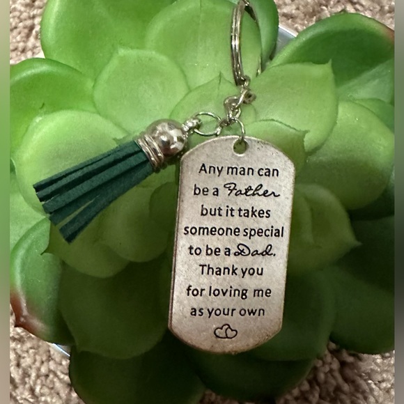 Keychain with green tassel - Picture 2 of 4